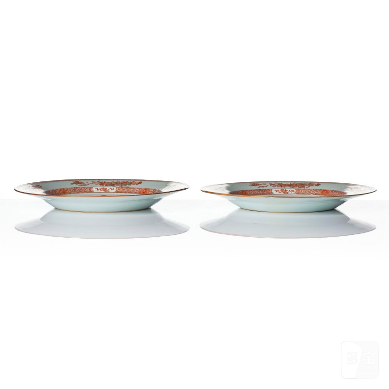 A pair of iron red decorated armorial dishes, - 图2